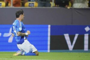 Giovanni Ambrosino dopo un gol segnato con la Nazionale