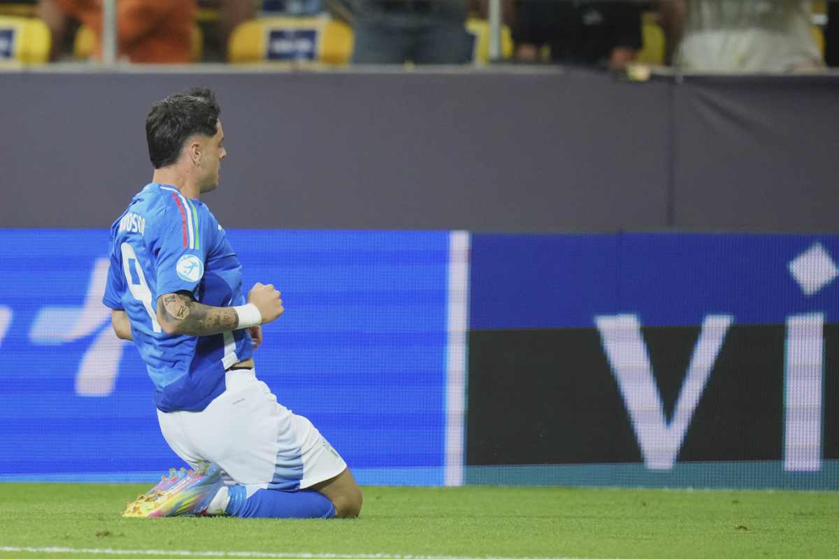 Giovanni Ambrosino dopo un gol segnato con la Nazionale