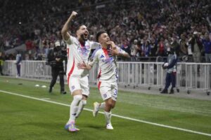 due calciatori esultano