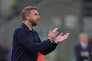 Paolo Zanetti applaude dalla panchina