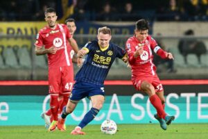 un contrasto tra due calciatori