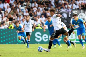 Salvatore Esposito calcia un rigore