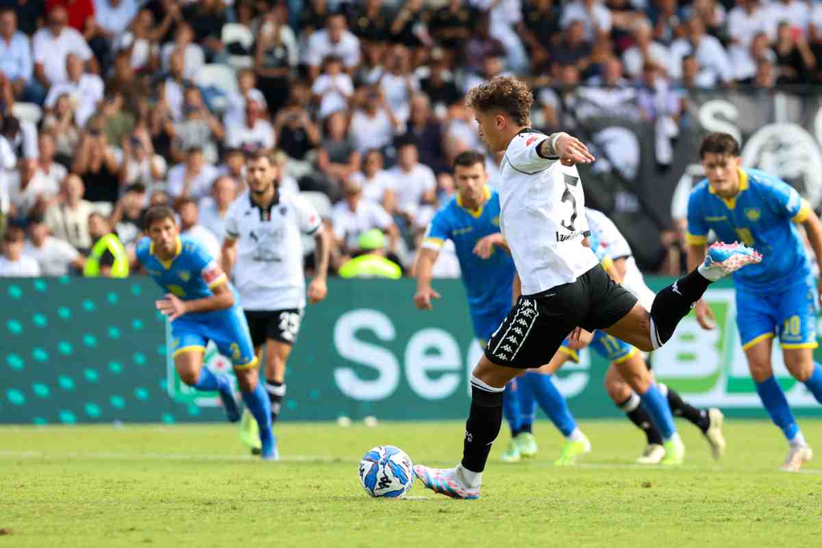 Salvatore Esposito calcia un rigore