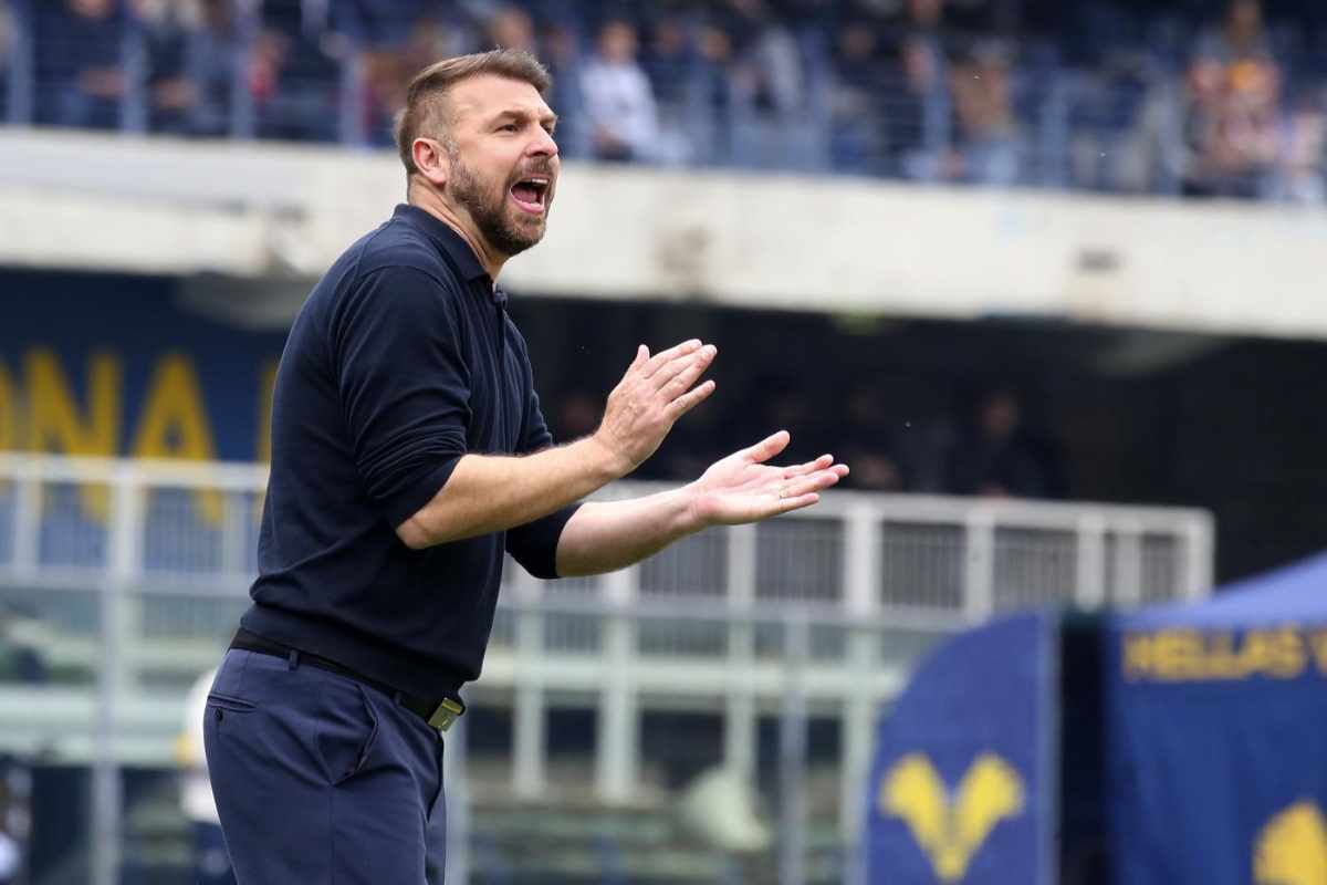 Paolo Zanetti applaude i suoi da bordocampo