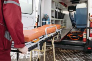 Barella spinta dentro l'ambulanza