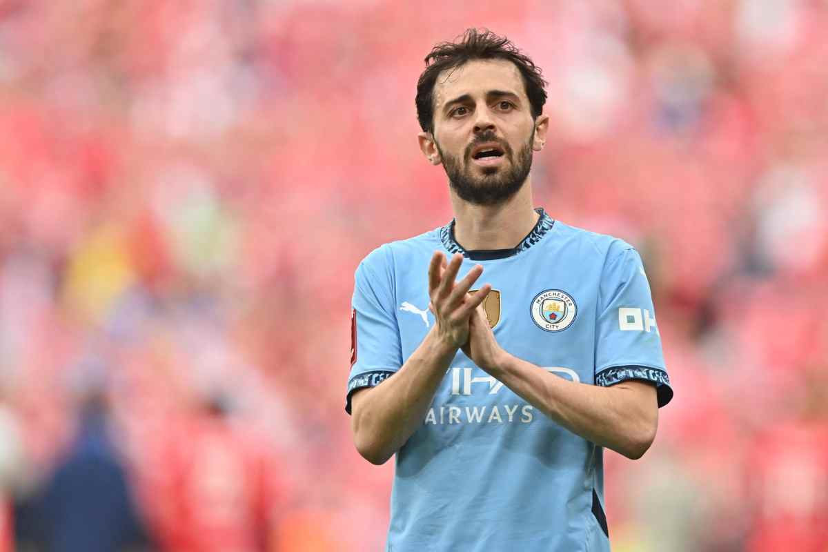 Bernardo Silva applaude in campo