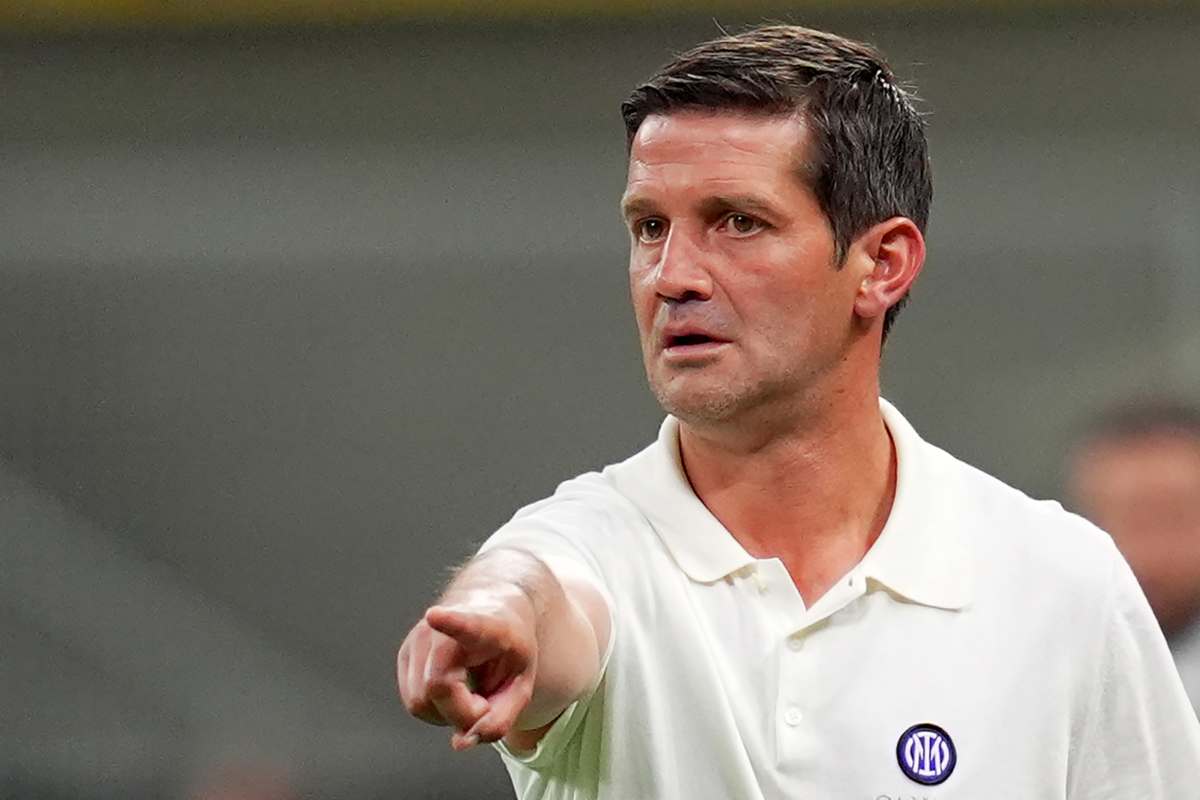 Cristian Chivu in primo piano e mentre punta l'indice