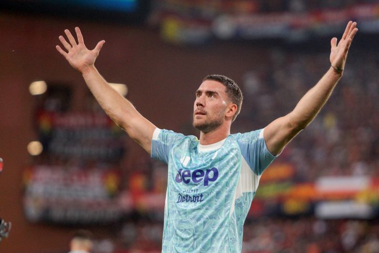 Dusan Vlahovic esulta dopo il gol al Genoa