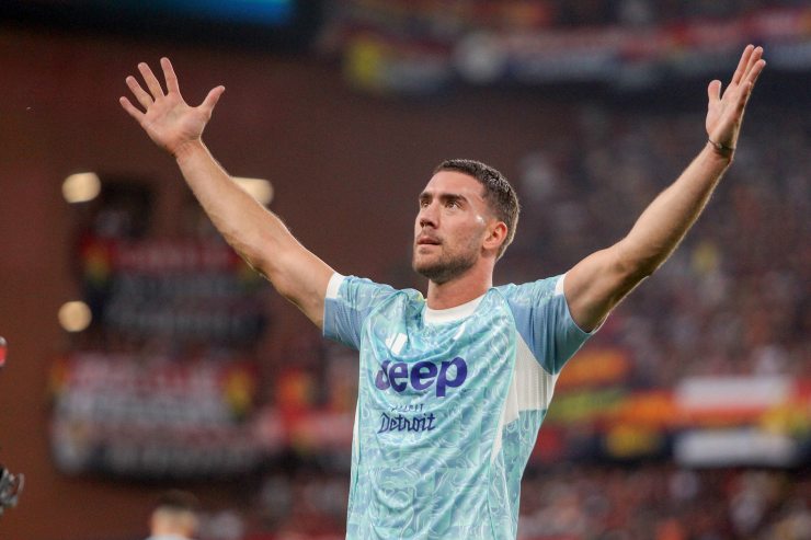 Dusan Vlahovic esulta allargando le braccia dopo il gol contro il Genoa