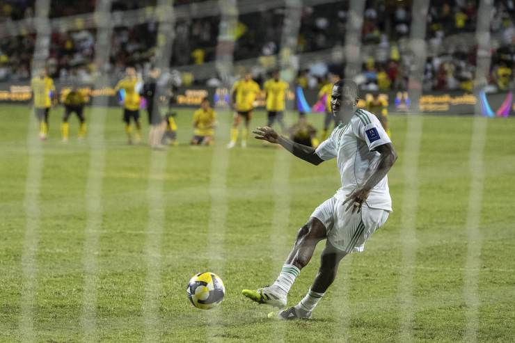 Franck Kessie in procinto di calciare il pallone dal dischetto del rigore