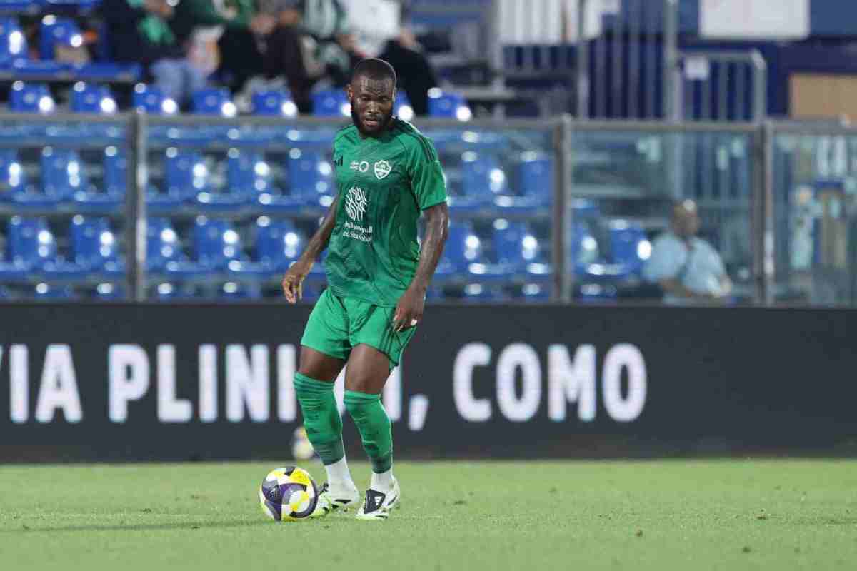 Franck Kessie con la maglia dell'Al Ahli e con il pallone tra i piedi