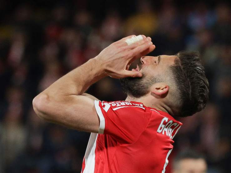 Roberto Gagliardini con le mani sul volto