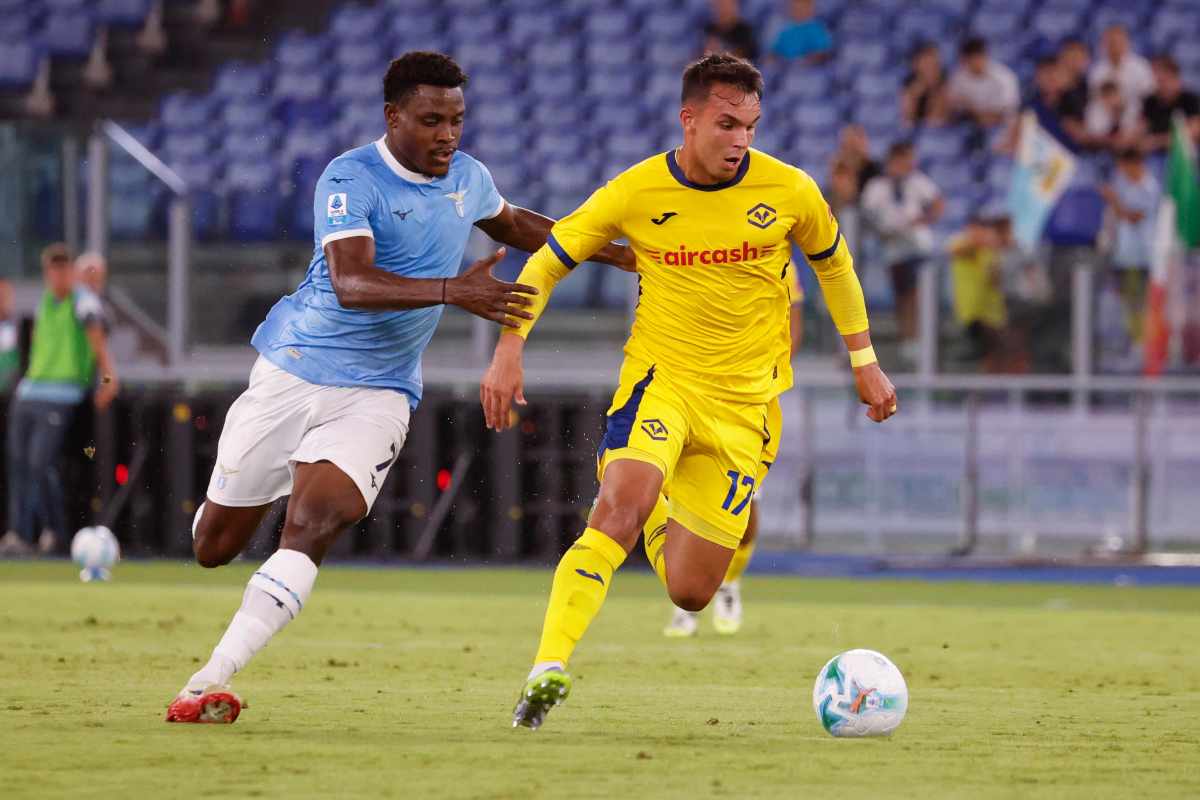 Giovane con la maglia del Verona