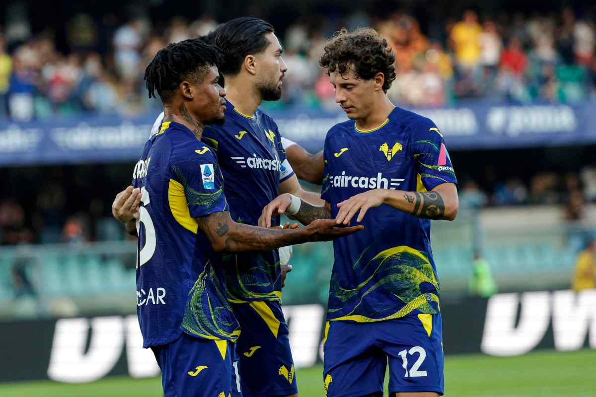 I giocatori del Verona in campo