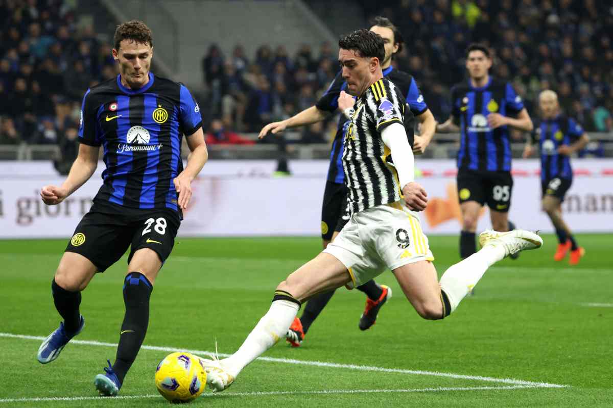 Vlahovic cerca di calciare il pallone contrastato da Pavard