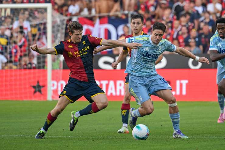 Kenan Yildiz difende il pallone da Morten Frendrup del Genoa
