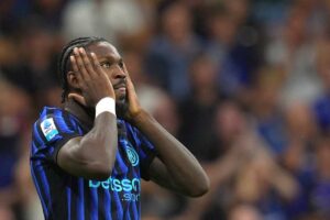 Marcus Thuram in primo piano, di profilo e con le mani sul viso