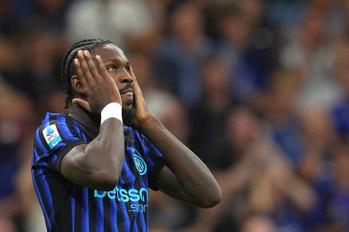 Marcus Thuram in primo piano, di profilo e con le mani sul viso