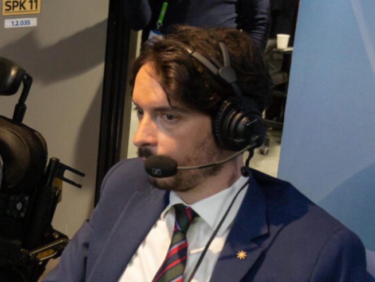 Andrea Marinozzi con il microfono durante una telecronaca