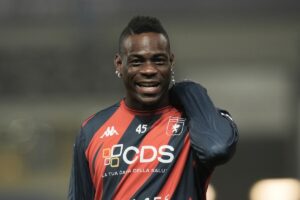 Mario Balotelli sorridente con la maglia d'allenamento del Genoa