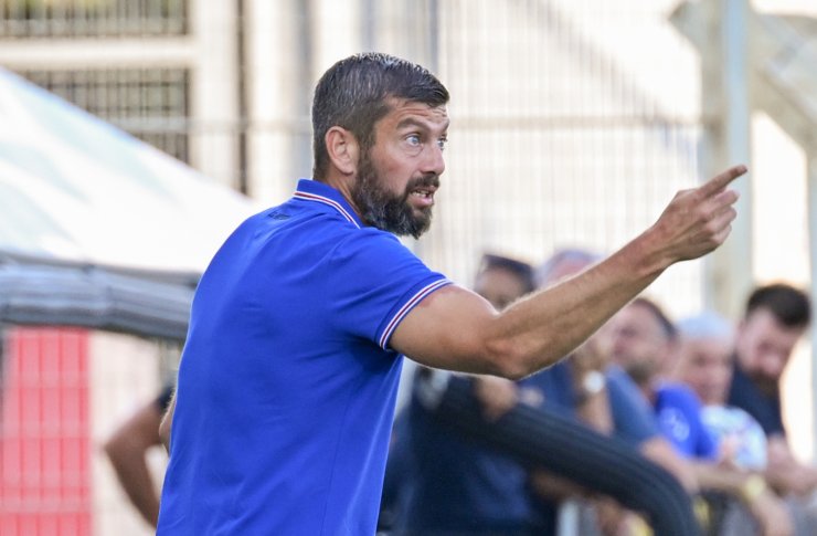 Massimo Donati indica un giocatore in campo