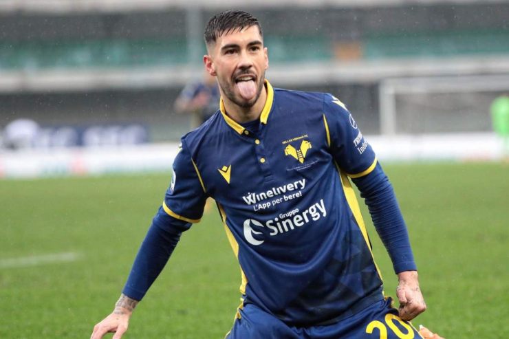 Mattia Zaccagni esulta in maglia Verona