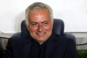 José Mourinho sorridente in panchina