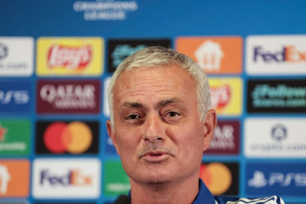 José Mourinho sorride durante una conferenza stampa
