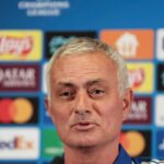 José Mourinho sorride durante una conferenza stampa