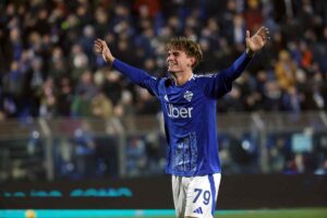 Nico Paz esulta dopo un gol con il Como