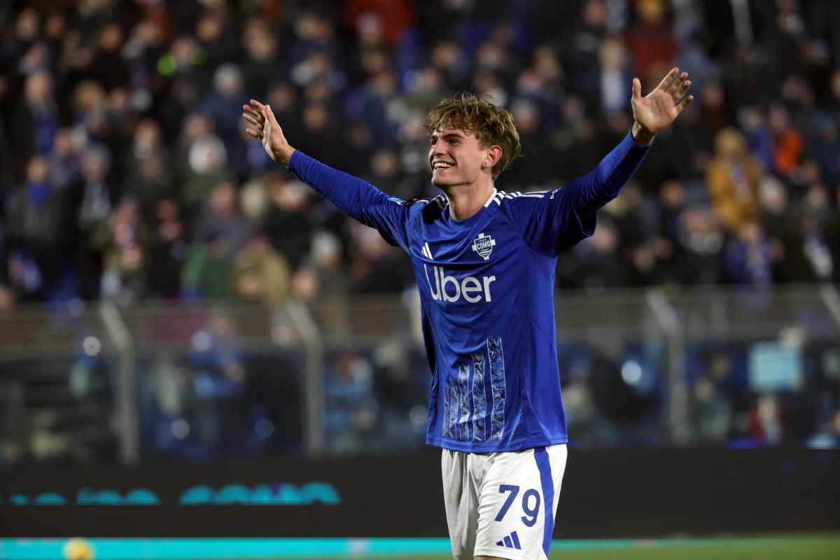Nico Paz esulta dopo un gol con il Como