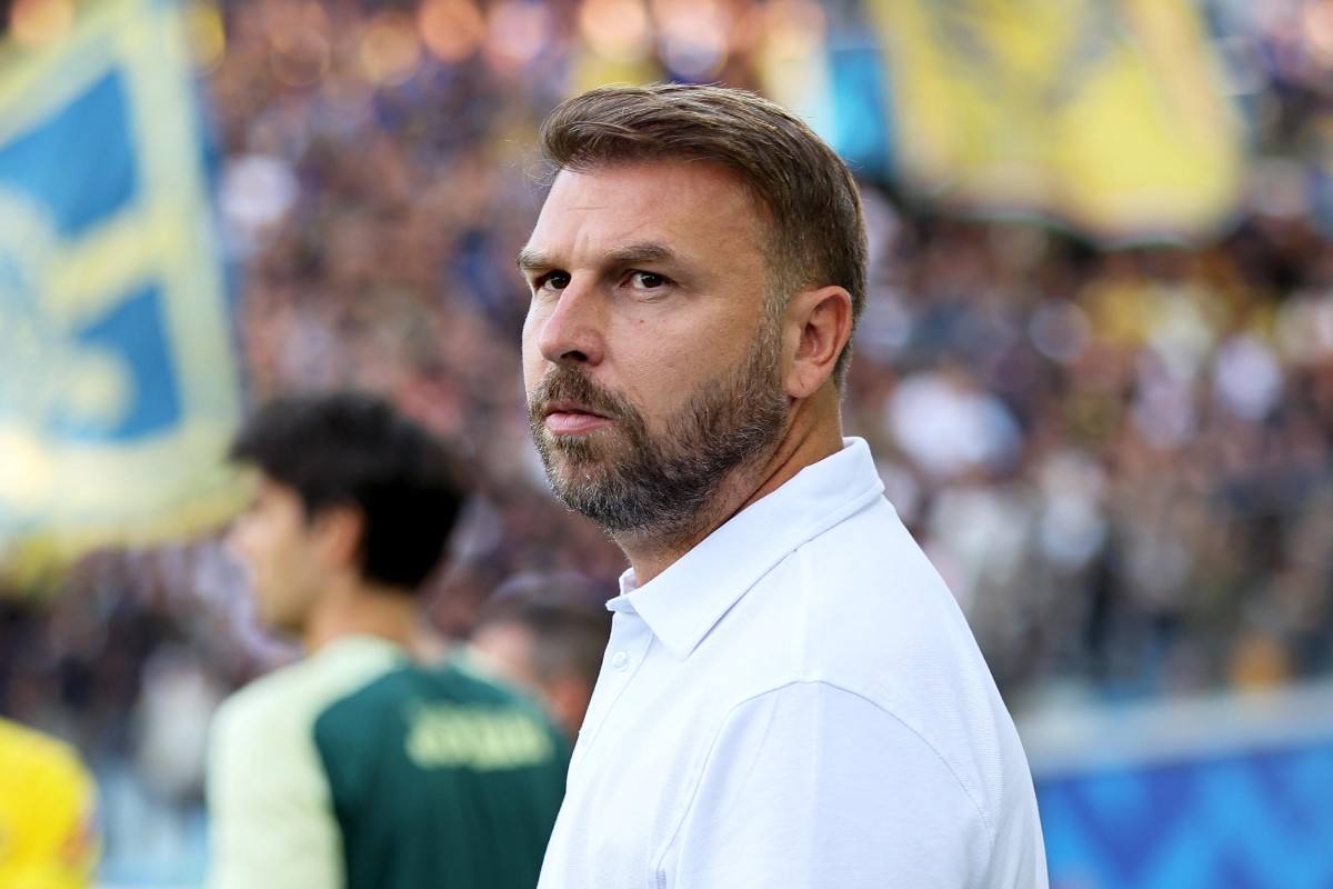 Paolo Zanetti pensieroso in panchina