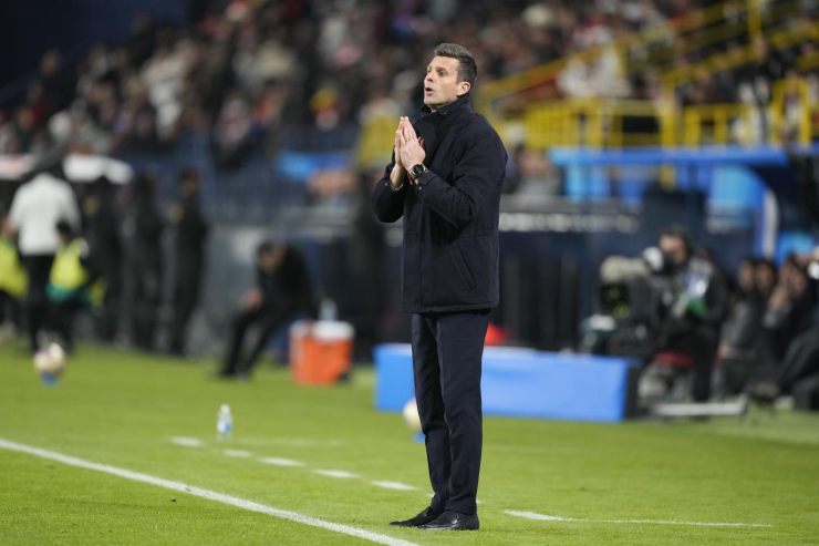 Thiago Motta a bordocampo e con le mani giunte