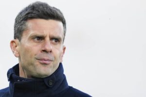 Thiago Motta in primo piano e con sguardo di lato