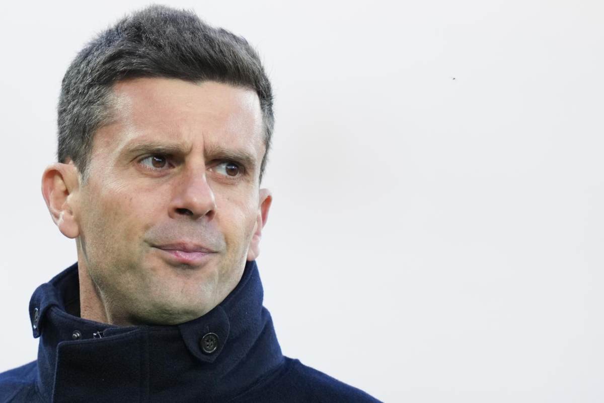 Thiago Motta in primo piano e con sguardo di lato
