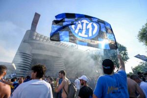 Il logo dell'Inter su una bandiera di un tifoso