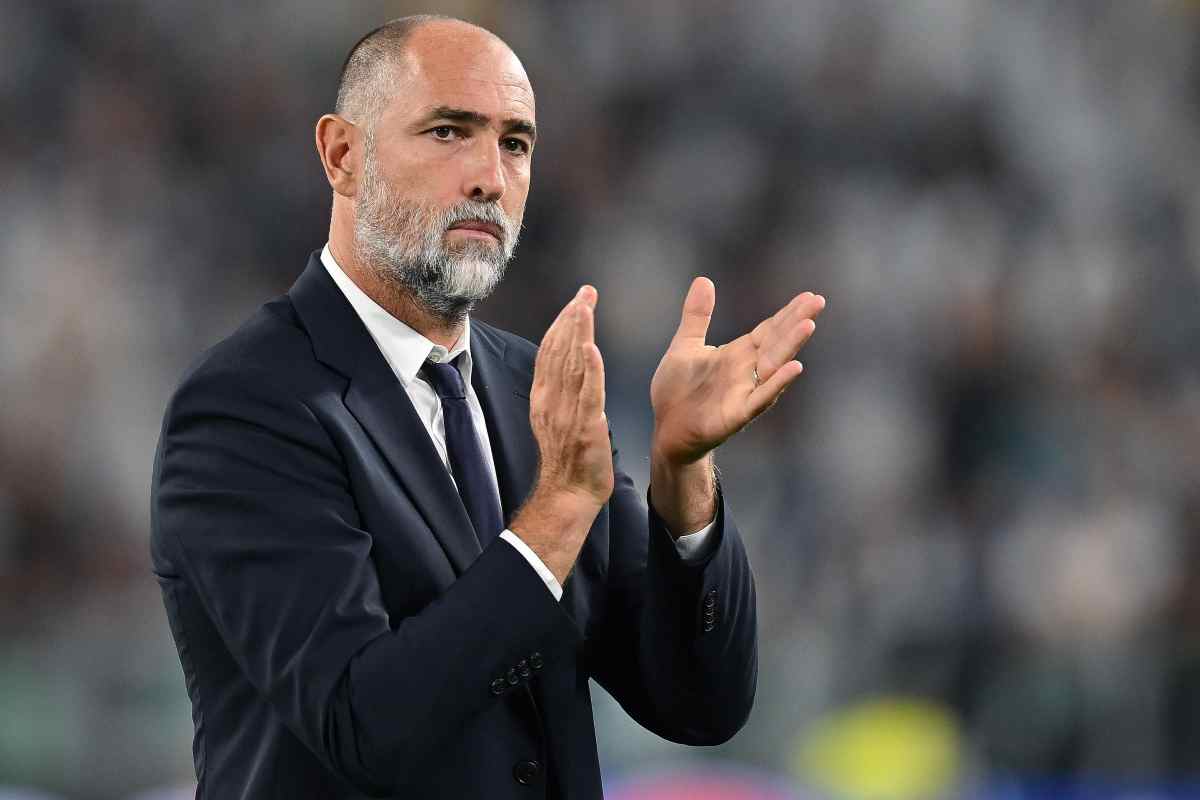 Tudor applaude a bordo campo
