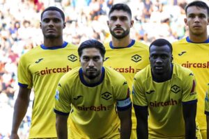 Giocatori del Verona in posa prima del match di Udine