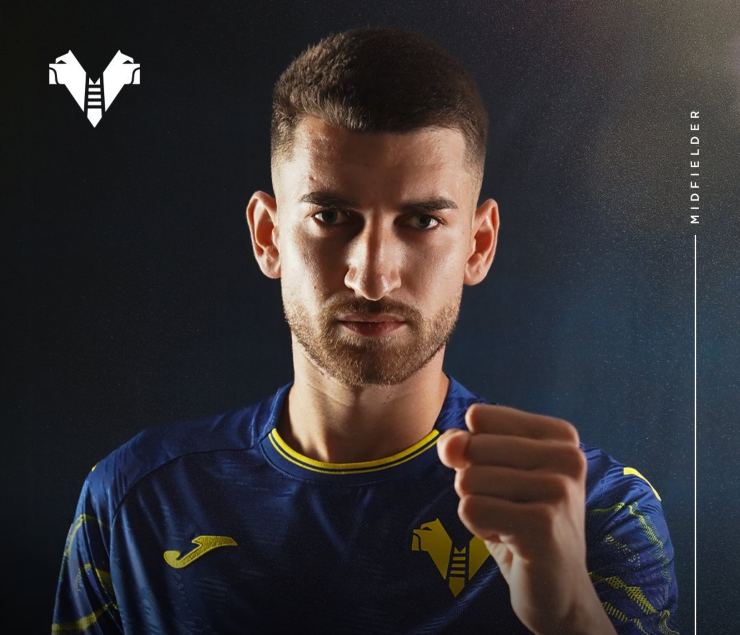 Yellu nella foto di rito alla presentazione col Verona