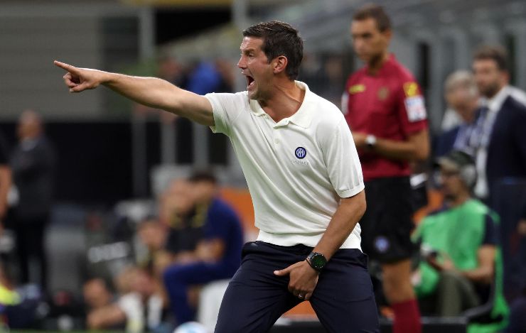 Chivu dà indicazioni dalla panchina 