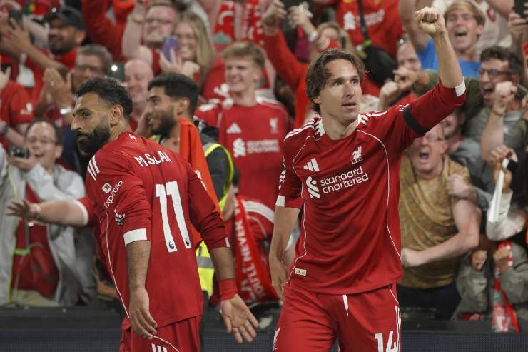 Federico Chiesa esulta dopo il gol con il Liverpool