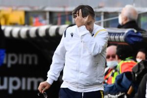 Ivan Juric si copre il volto con la mano