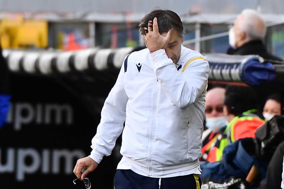 Ivan Juric si copre il volto con la mano