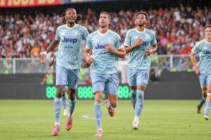 i giocatori della Juve esultano dopo il gol