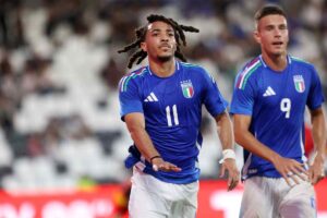 Luca Koleosho esulta dopo un gol segnato con l'Italia