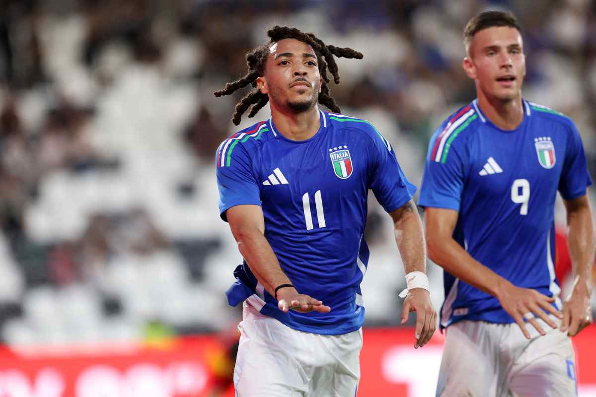 Luca Koleosho esulta dopo un gol segnato con l'Italia