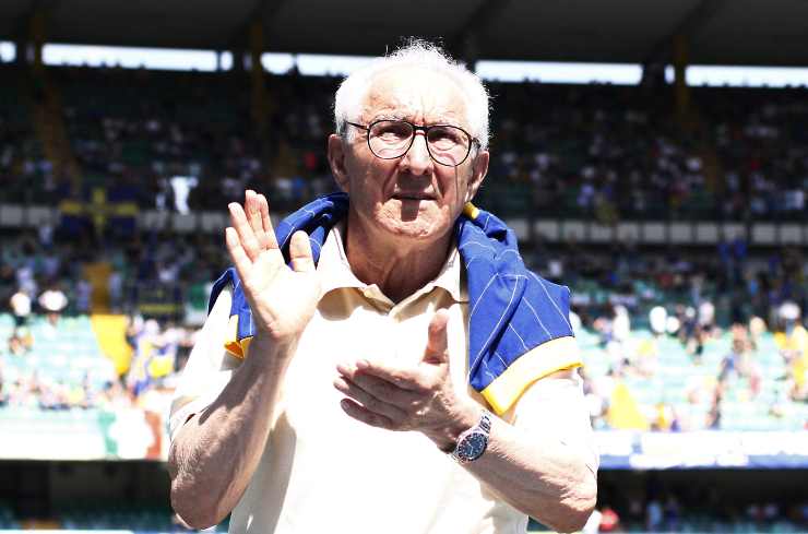 Osvaldo Bagnoli applaude il pubblico