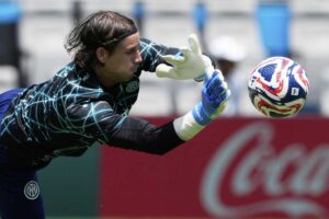 Yann Sommer respinge il pallone in tuffo