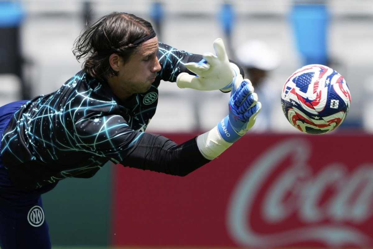 Yann Sommer respinge il pallone in tuffo