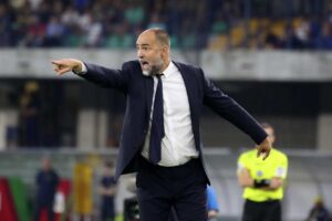 Igor Tudor dà indicazioni ai suoi giocatori